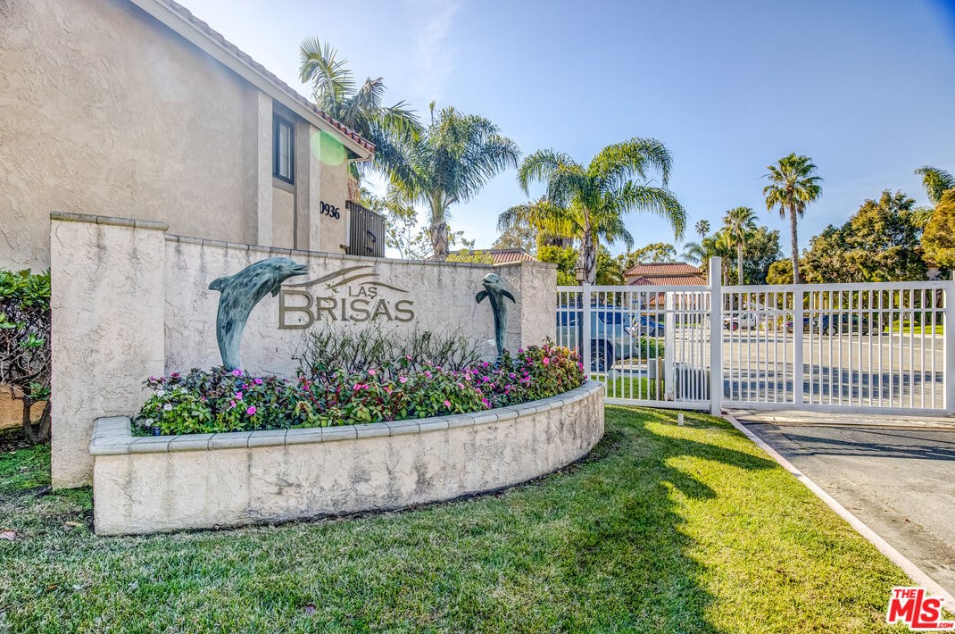 7648 Bay Dr, Huntington Beach CA  92648-5874 exterior