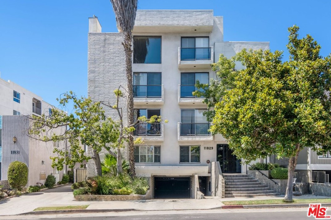 11829 Mayfield Ave, Los Angeles CA  90049-5764 exterior
