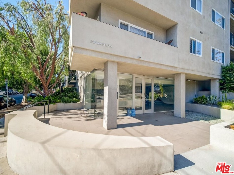 9005 Cynthia St, Los Angeles CA  90069-4826 exterior