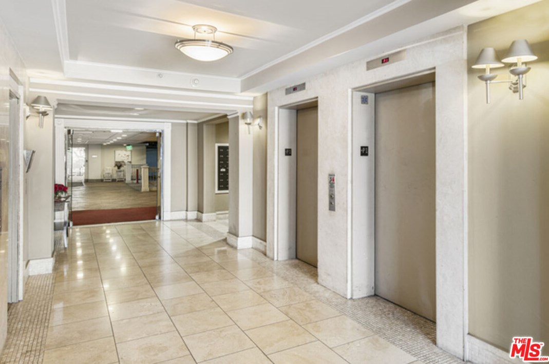 620 Gramercy Pl, Los Angeles CA  90004-1702 exterior