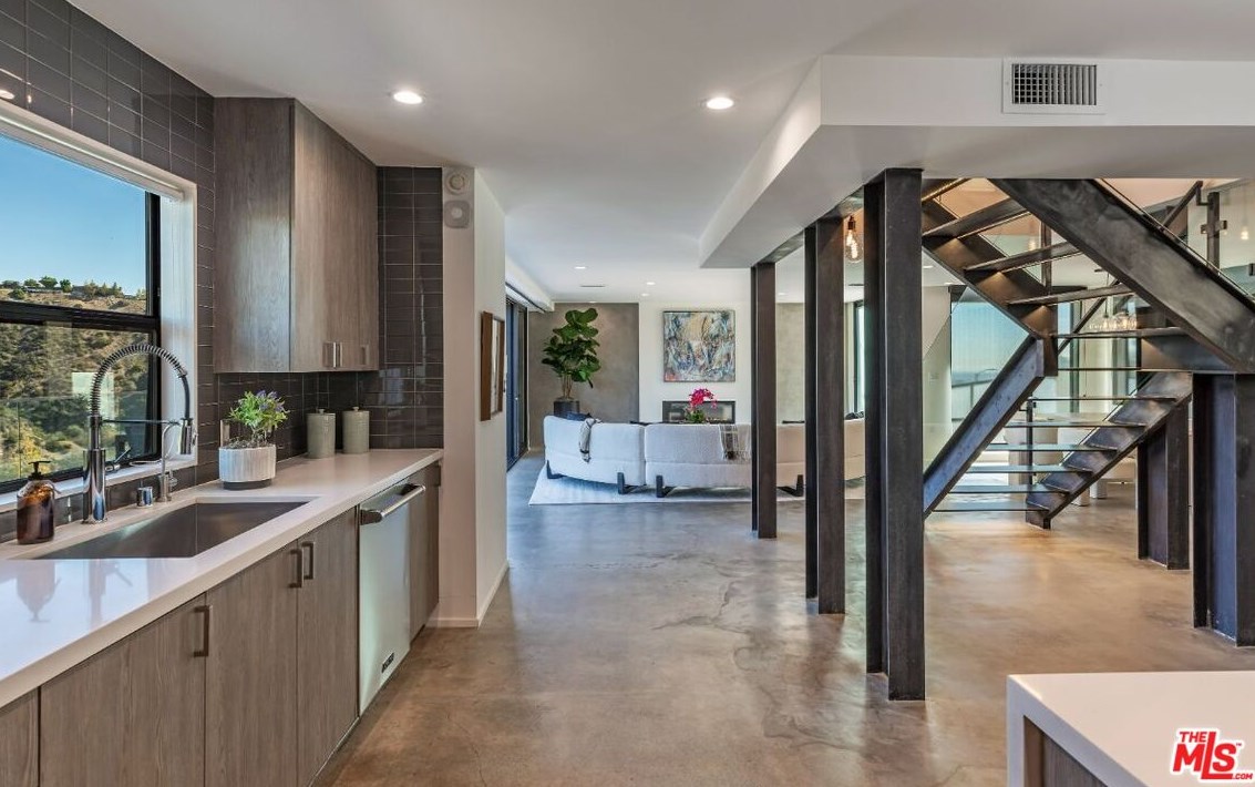 7541 Hermes Dr, Los Angeles CA  90046-1713 exterior