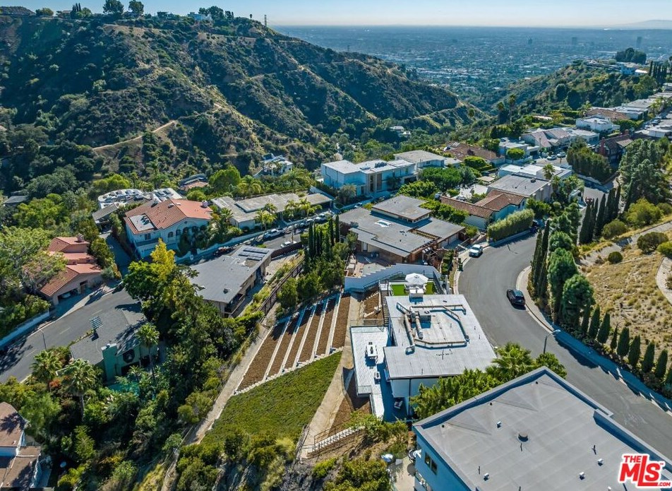 7541 Hermes Dr, Los Angeles CA  90046-1713 exterior