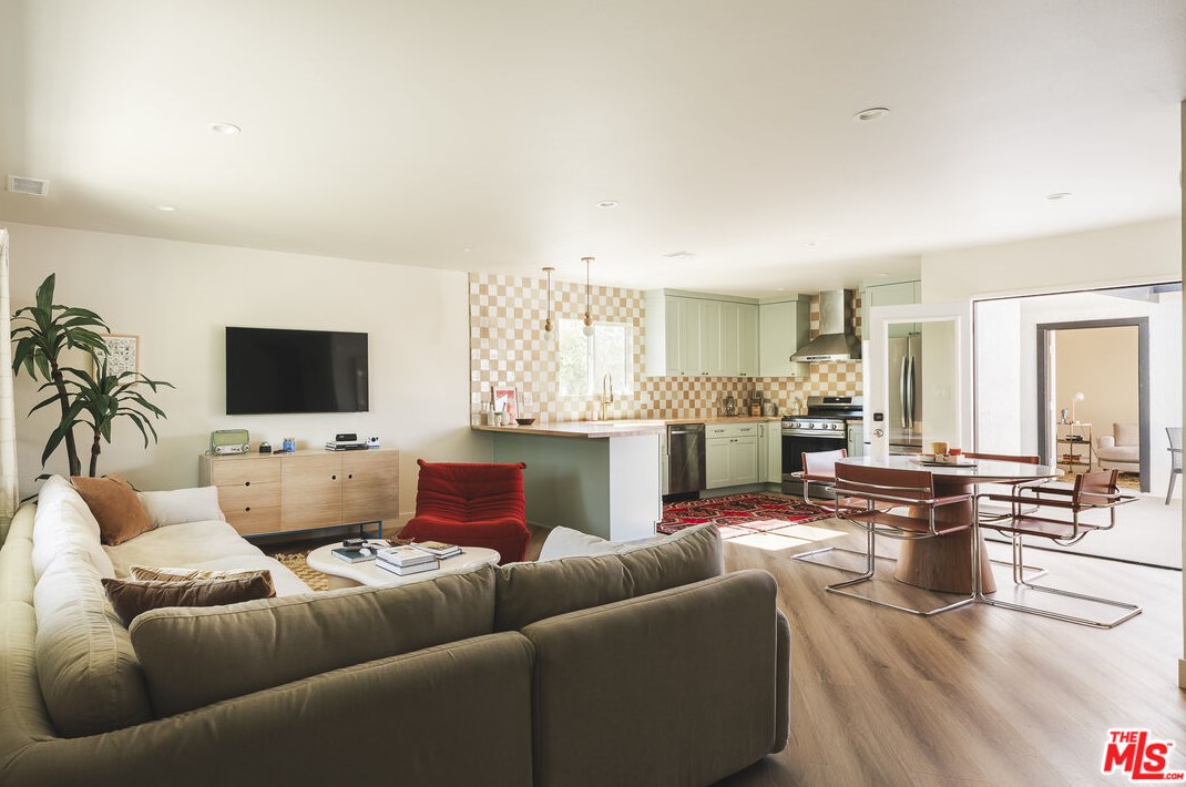 12443 Strathern St, North Hollywood, CA 91605