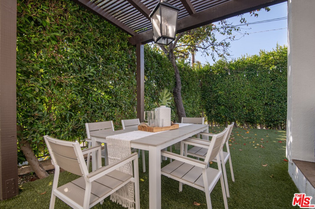 629 Gretna Green Way, Los Angeles CA  90049-4034 exterior