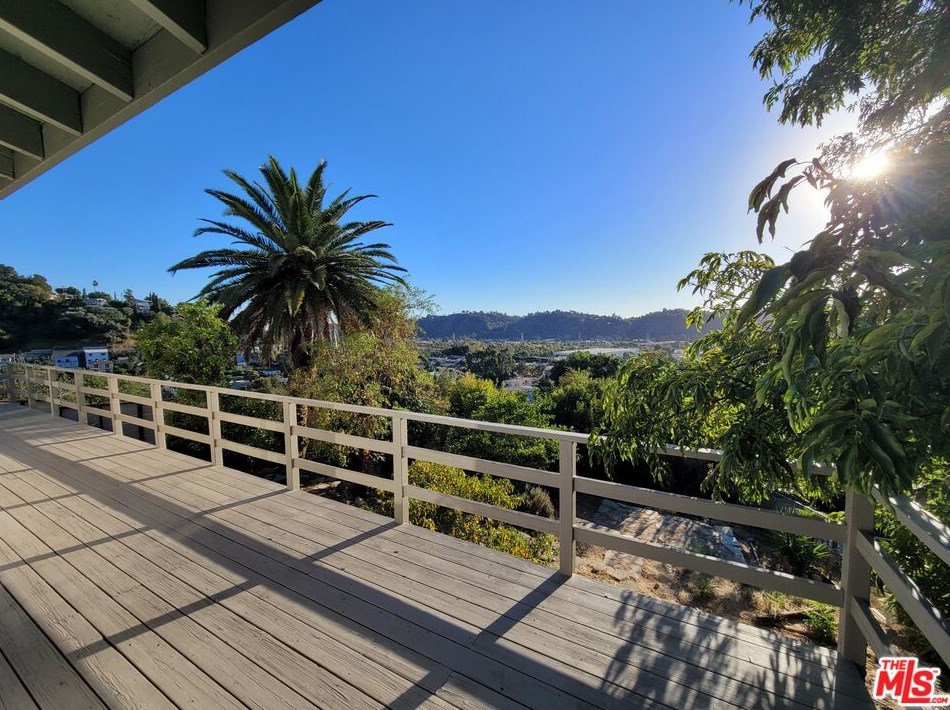 2230 Carlyle Pl, Los Angeles CA  90065-2022 exterior