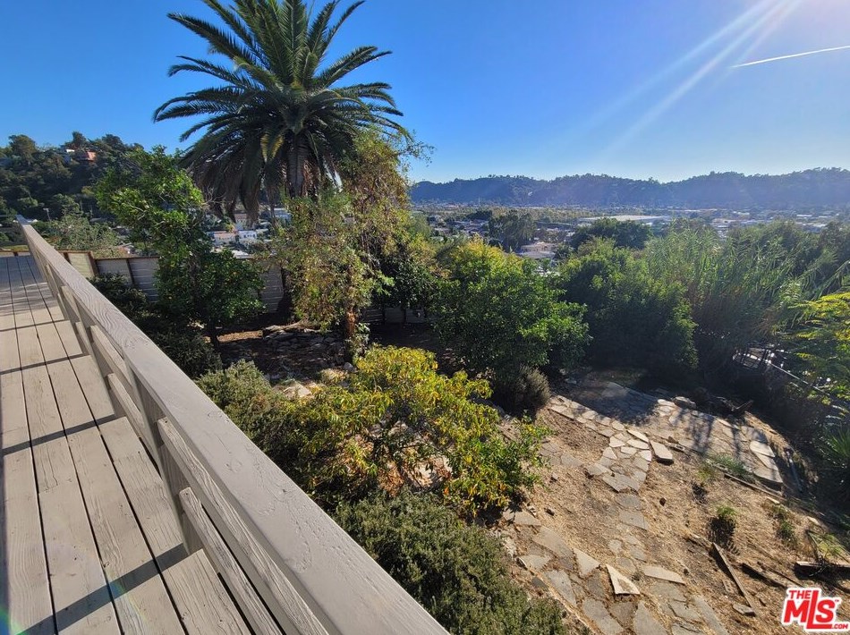 2230 Carlyle Pl, Los Angeles CA  90065-2022 exterior