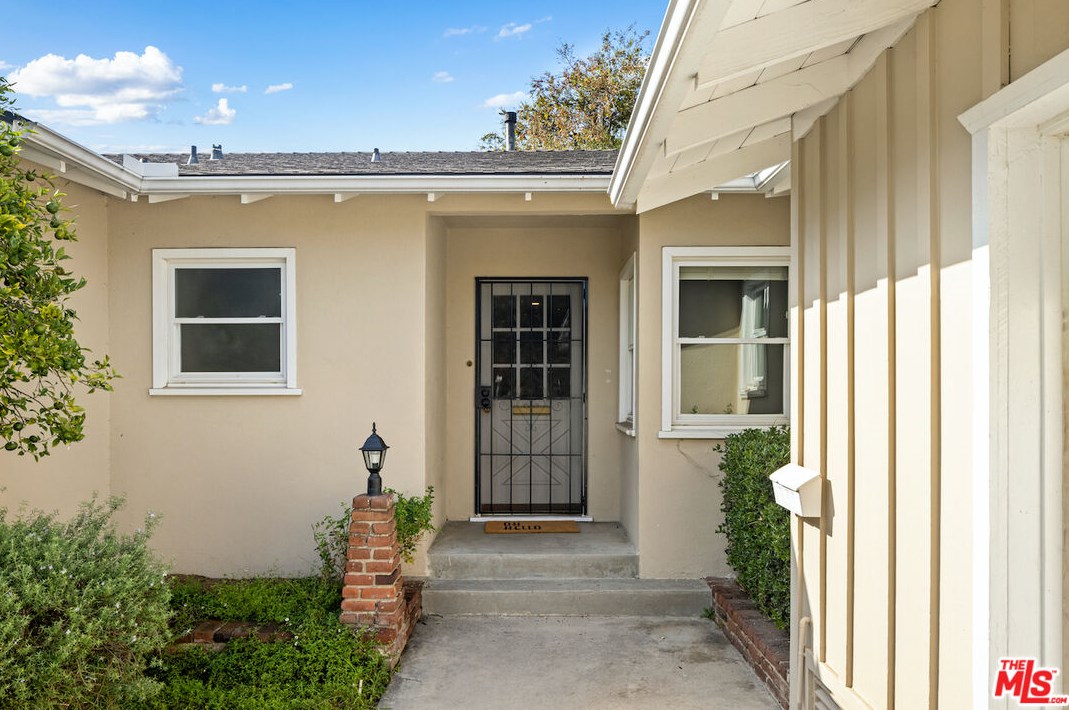 8101 Loyola Blvd, Los Angeles, CA 90045-2638