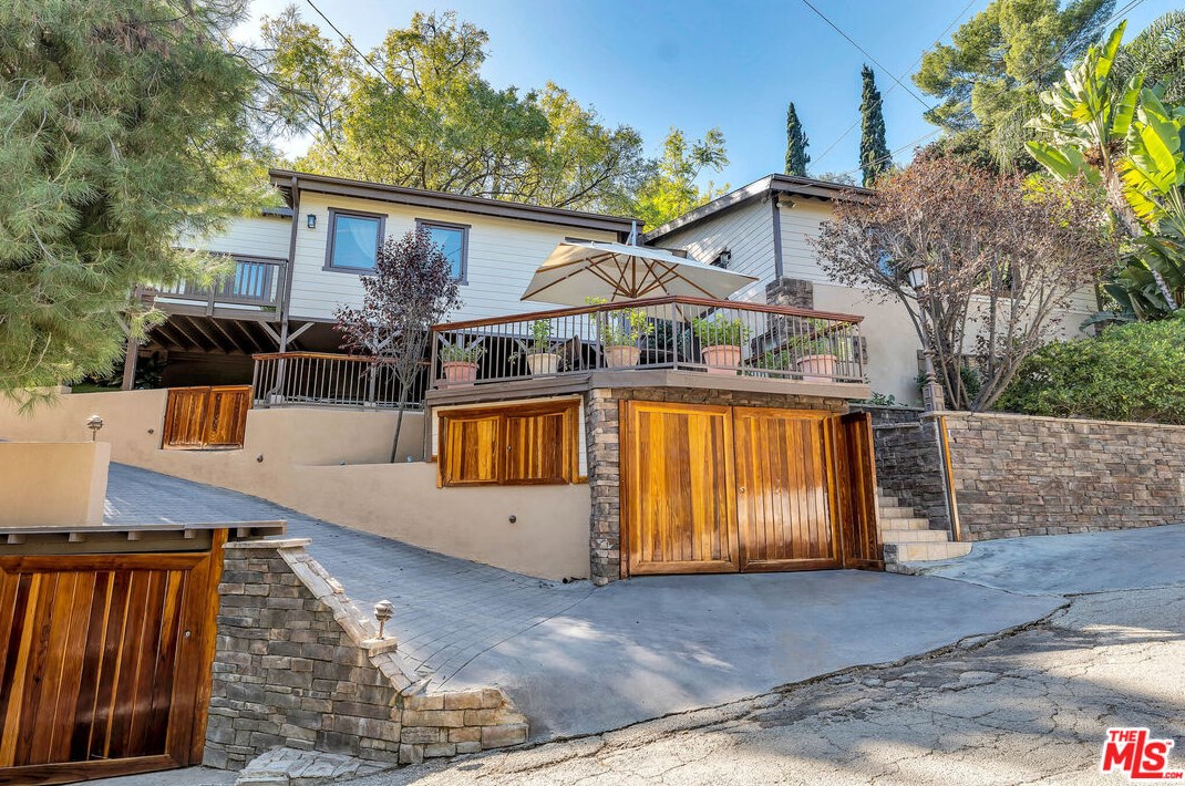 21832 Canon Dr, Topanga, CA 90290
