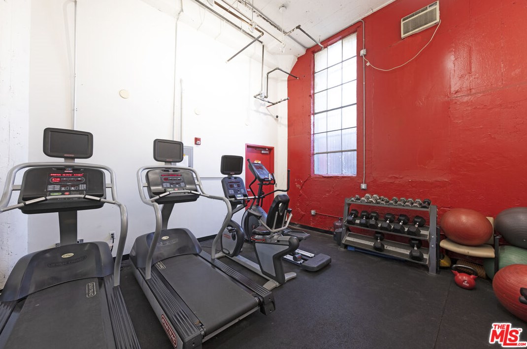 420 San Pedro St, Los Angeles CA  90013-2182 exterior