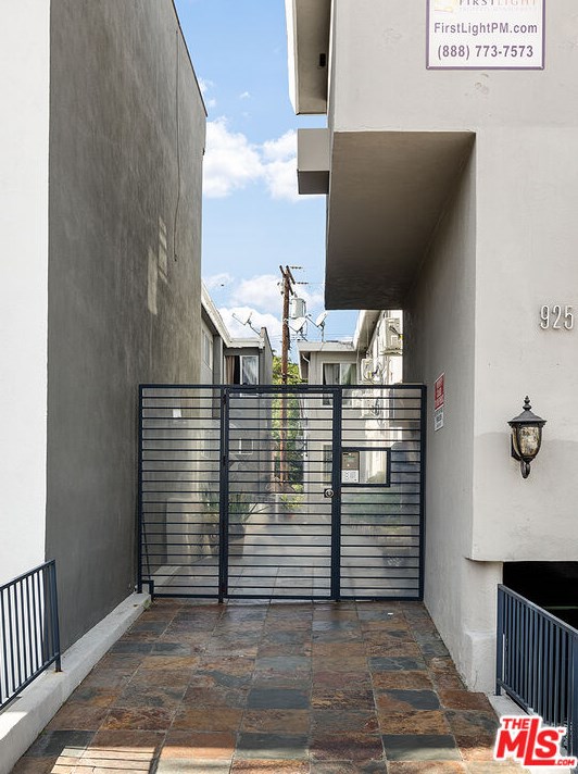 925 N Curson Ave #3, Los Angeles, CA 90046