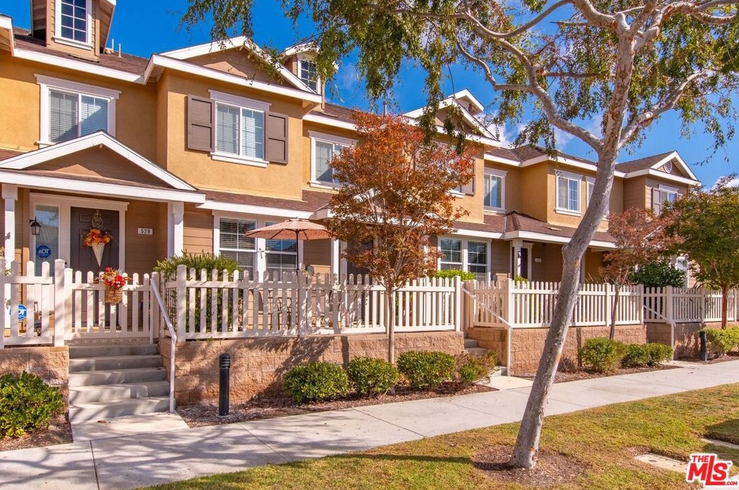 527 Garonne St, Oxnard, CA 93036