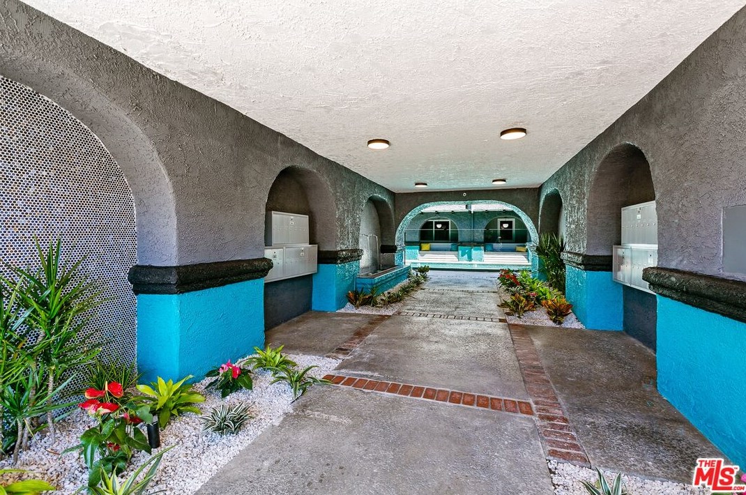 6640 Woodley Ave #209, Van Nuys, CA 91406