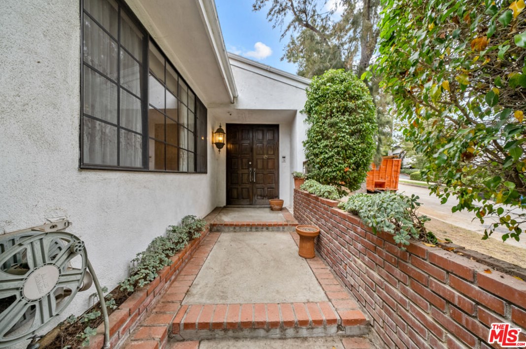 101 Greenfield Ave, Los Angeles, CA 90049-3204