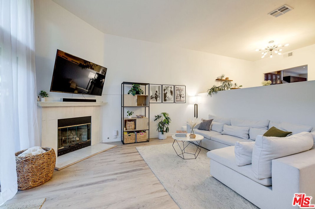 1956 Barrington Ave, Los Angeles, CA 90025-5319