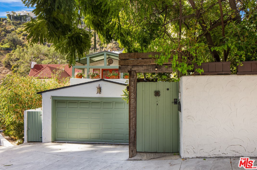 1725 Mount Olympus Dr, Los Angeles CA  90046-2034 exterior