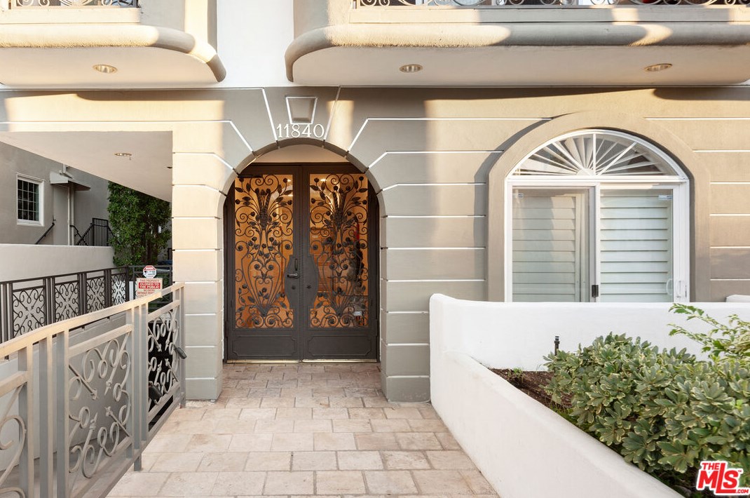 11840 Dorothy St, Los Angeles CA  90049-5433 exterior