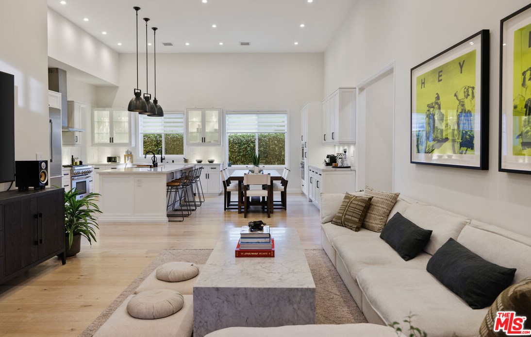 14320 Hatteras St, Van Nuys, CA 91401