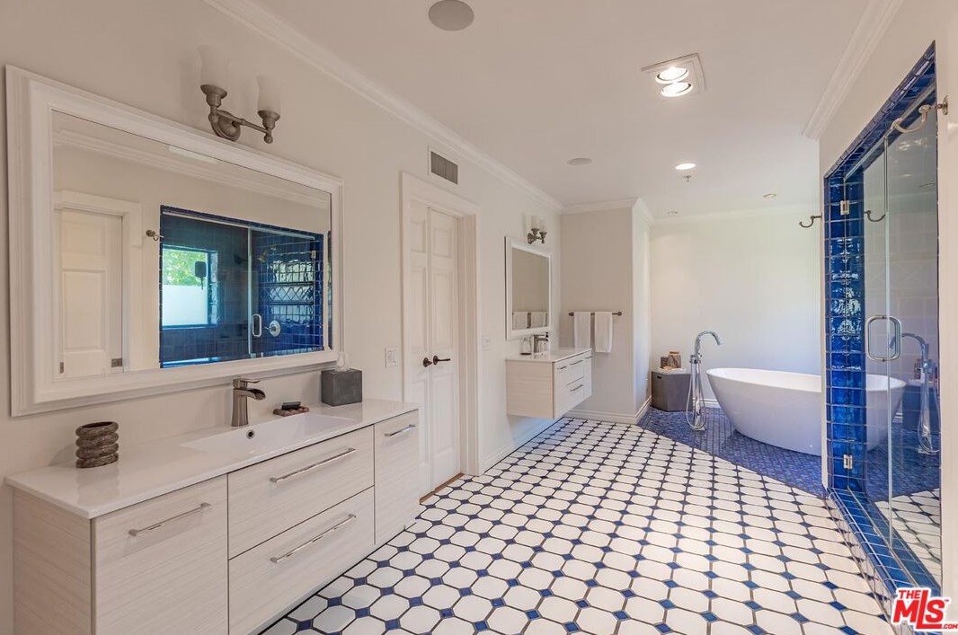 5721 Bonsall Dr, Malibu CA  90265-3816 exterior