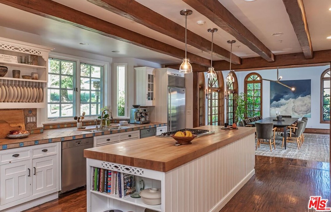 5721 Bonsall Dr, Malibu CA  90265-3816 exterior