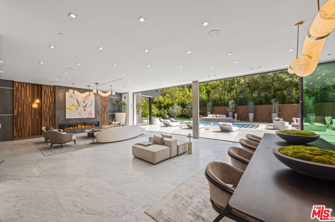 120 Glenroy Ave, Los Angeles CA  90049-2416 exterior