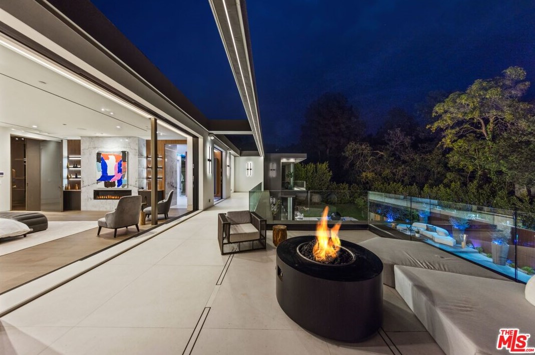 120 Glenroy Ave, Los Angeles CA  90049-2416 exterior