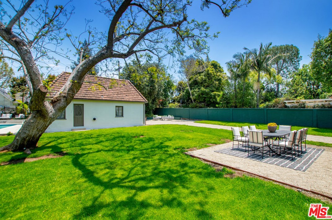 126 Rossmore Ave, Los Angeles CA  90004-3735 exterior