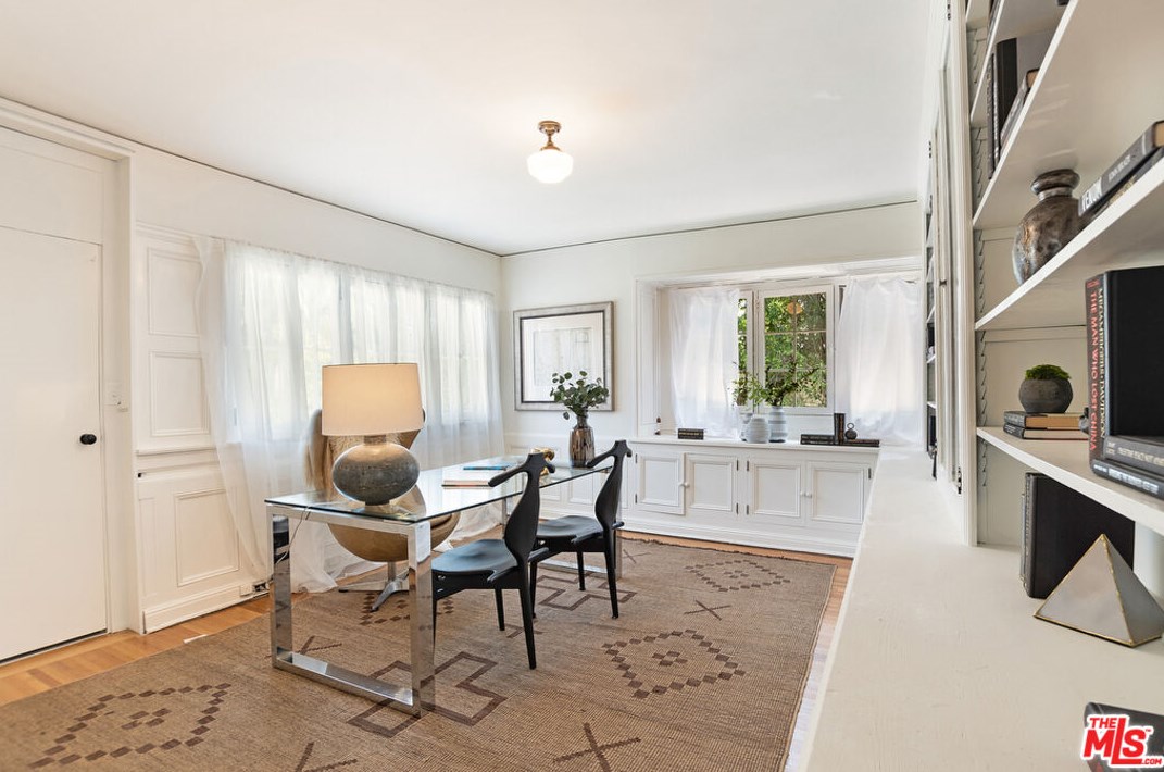 126 Rossmore Ave, Los Angeles CA  90004-3735 exterior