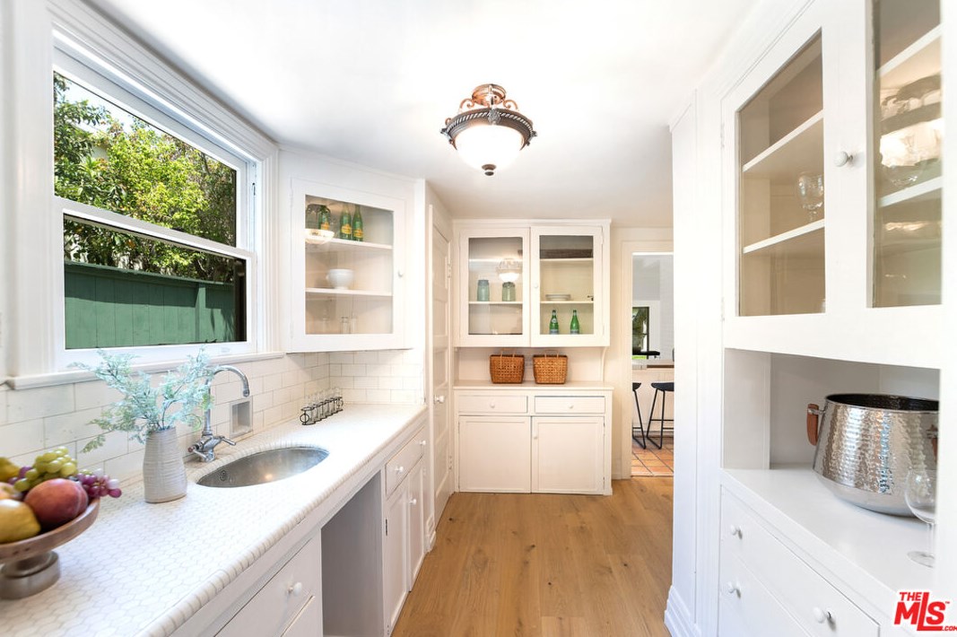 126 Rossmore Ave, Los Angeles CA  90004-3735 exterior