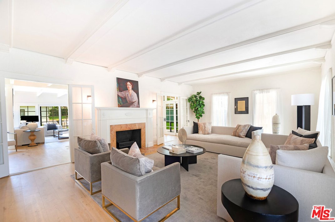 126 Rossmore Ave, Los Angeles CA  90004-3735 exterior