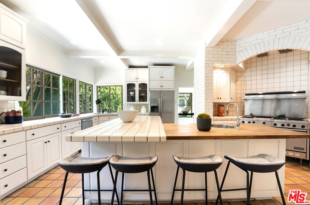 126 Rossmore Ave, Los Angeles CA  90004-3735 exterior