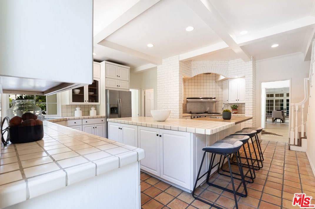 126 Rossmore Ave, Los Angeles CA  90004-3735 exterior
