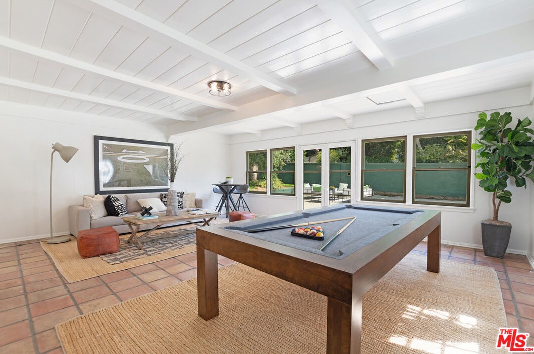 126 Rossmore Ave, Los Angeles CA  90004-3735 exterior