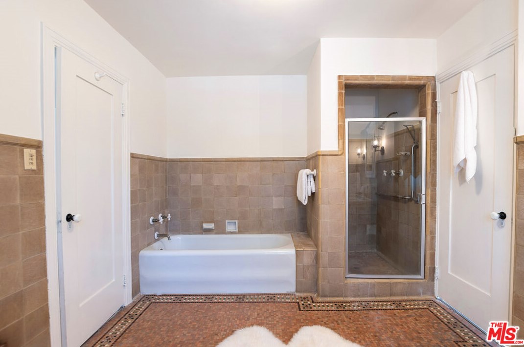 126 Rossmore Ave, Los Angeles CA  90004-3735 exterior