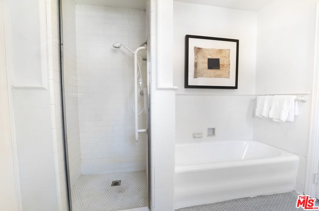 126 Rossmore Ave, Los Angeles CA  90004-3735 exterior