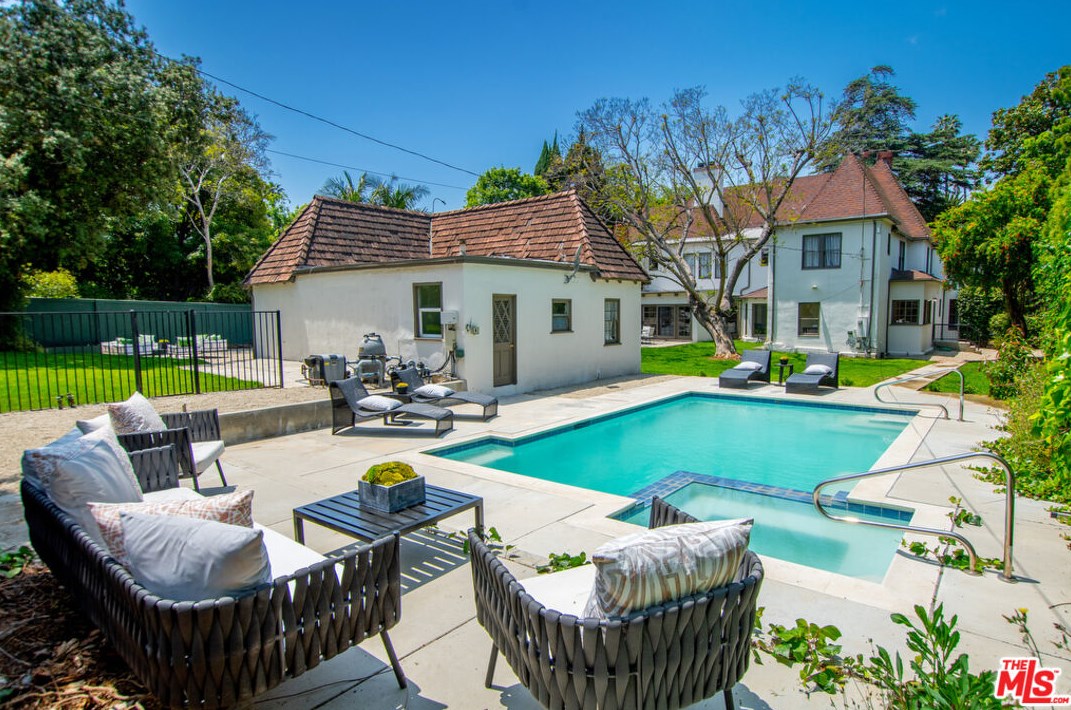 126 Rossmore Ave, Los Angeles CA  90004-3735 exterior