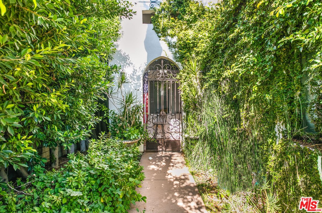 18451 Sunny Ln, Los Angeles, CA 91356-4280