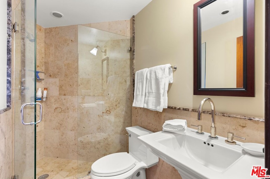 10550 Wilshire Blvd, Los Angeles CA  90024-4577 exterior