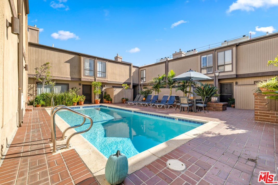 853 Larrabee St, Los Angeles CA  90069-4542 exterior