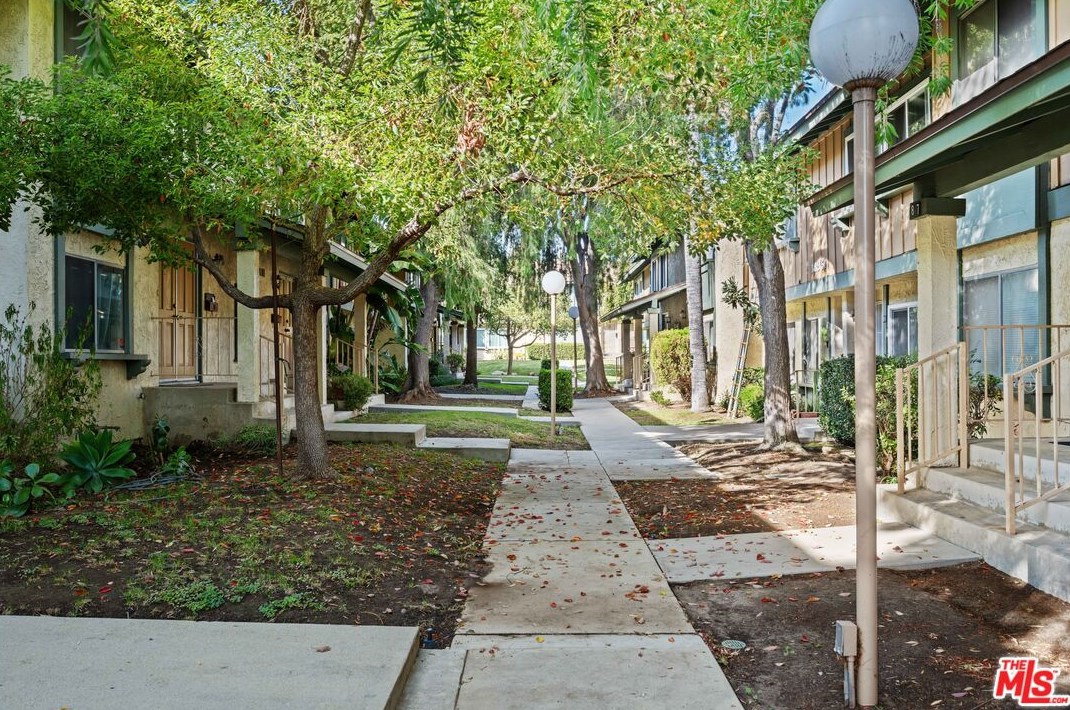 18961 Kittridge St, Los Angeles CA  91335-5989 exterior