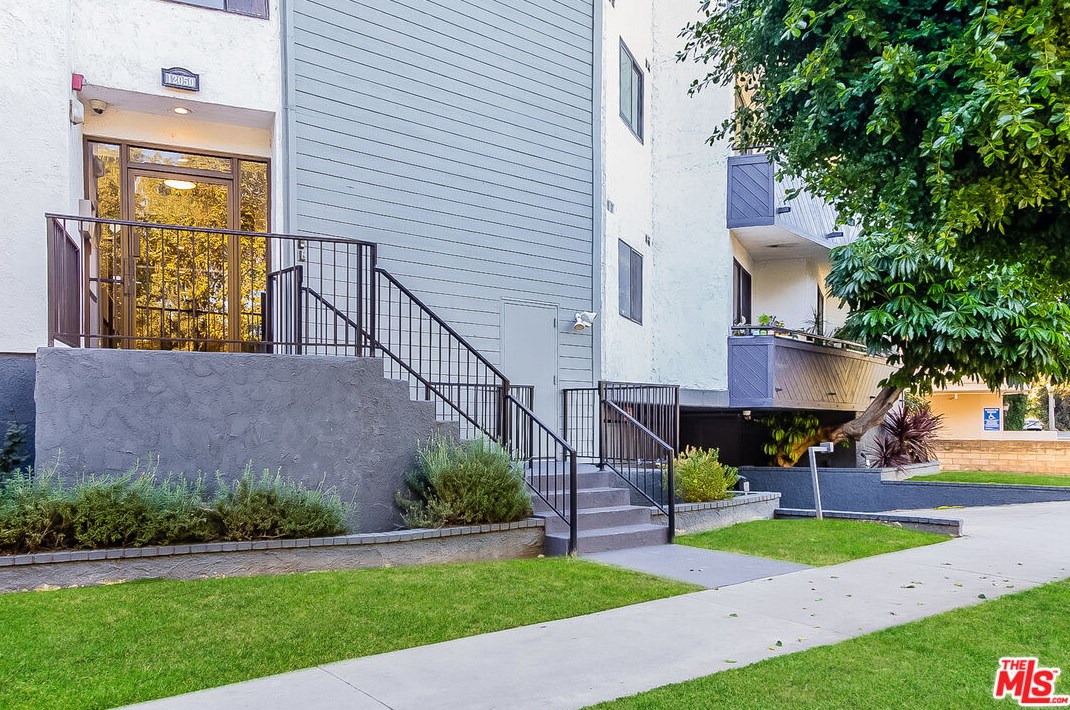 12050 Valleyheart Dr #102, North Hollywood, CA 91604