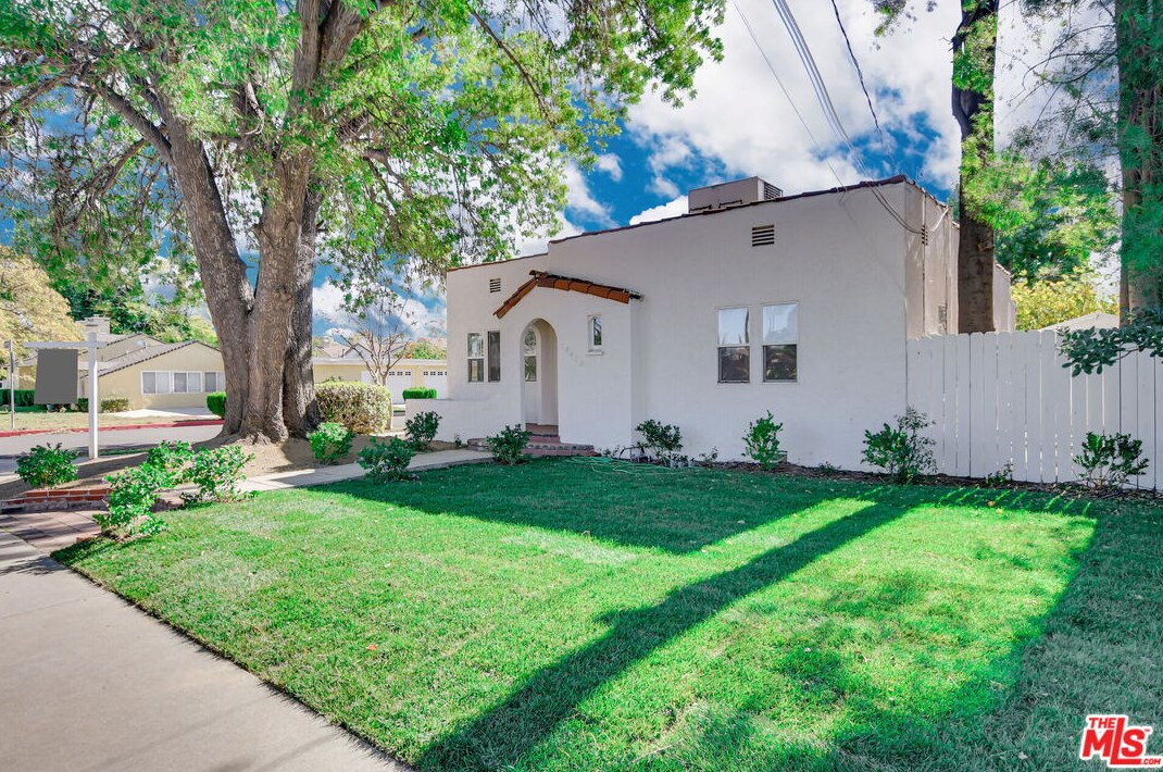 19400 Cohasset St, Los Angeles, CA 91335-2411