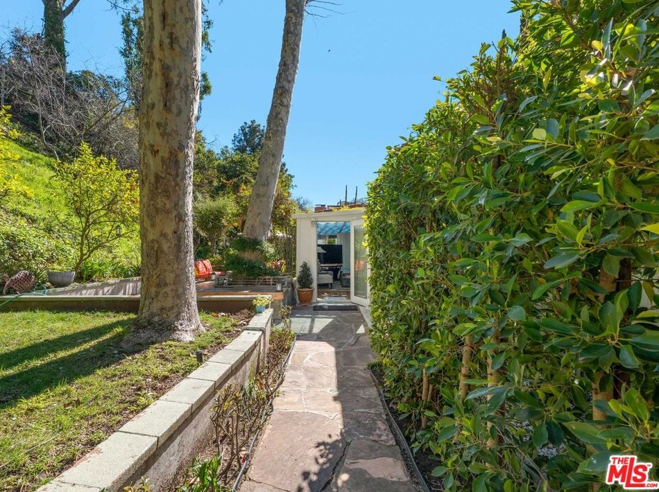 884 Beverly Glen Blvd, Los Angeles CA  90024-4604 exterior