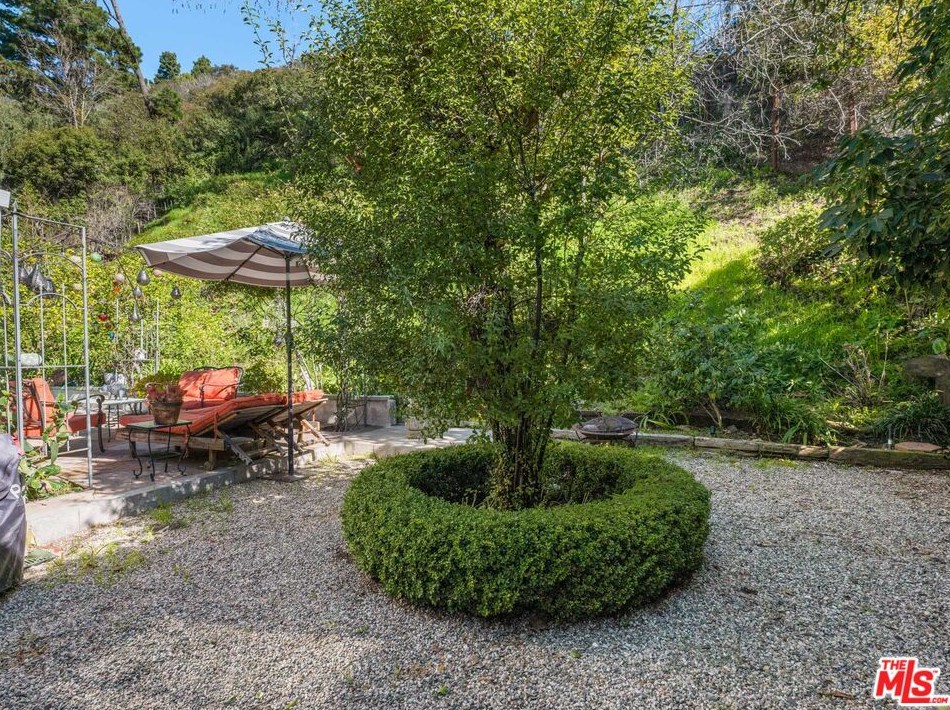 884 Beverly Glen Blvd, Los Angeles CA  90024-4604 exterior