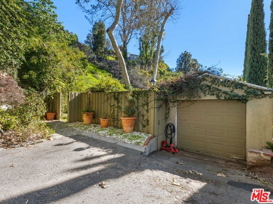 884 Beverly Glen Blvd, Los Angeles CA  90024-4604 exterior