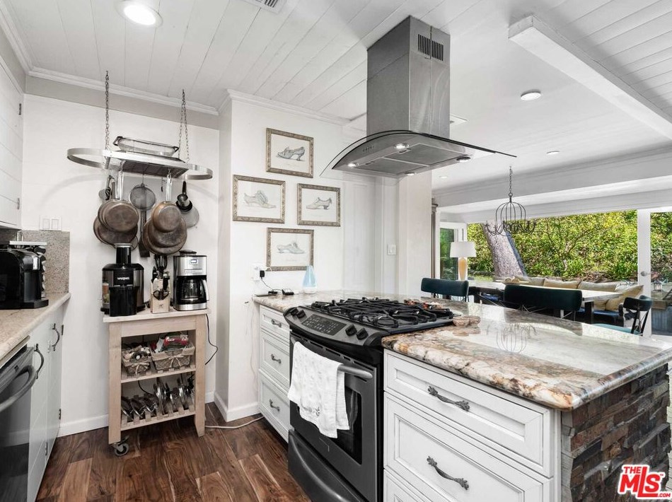 884 Beverly Glen Blvd, Los Angeles CA  90024-4604 exterior