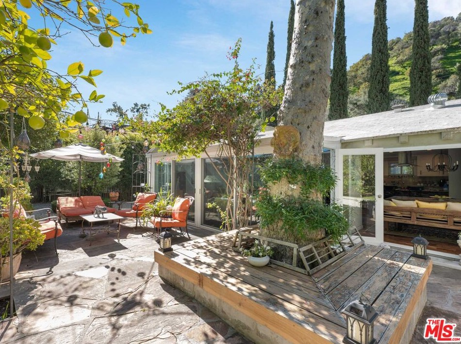 884 Beverly Glen Blvd, Los Angeles CA  90024-4604 exterior