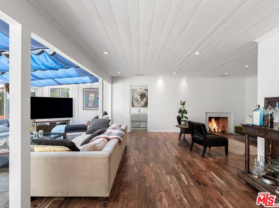 884 Beverly Glen Blvd, Los Angeles CA  90024-4604 exterior