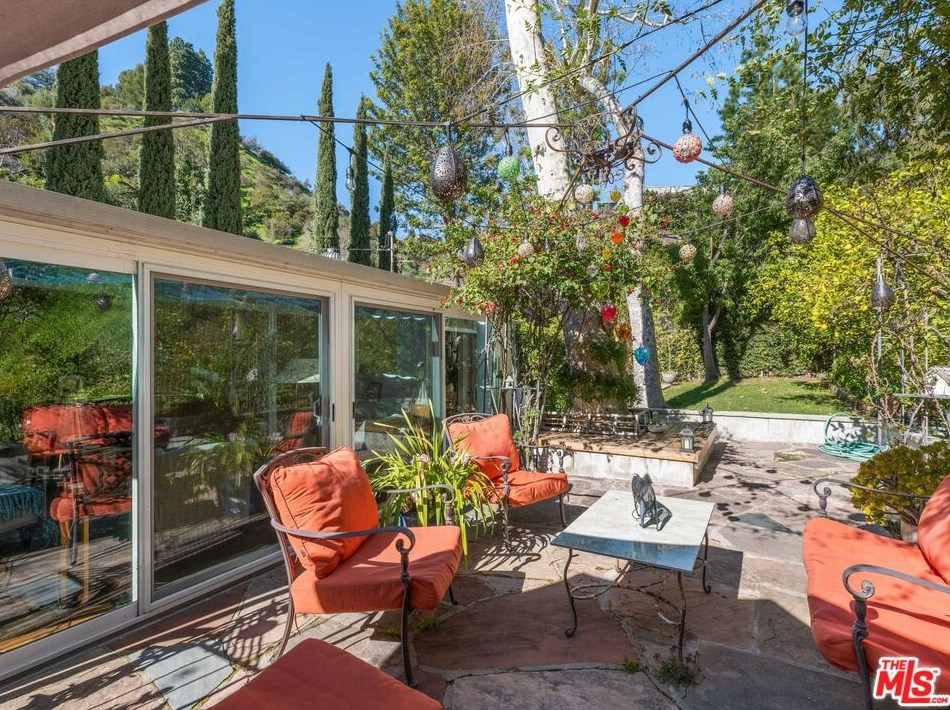 884 Beverly Glen Blvd, Los Angeles CA  90024-4604 exterior