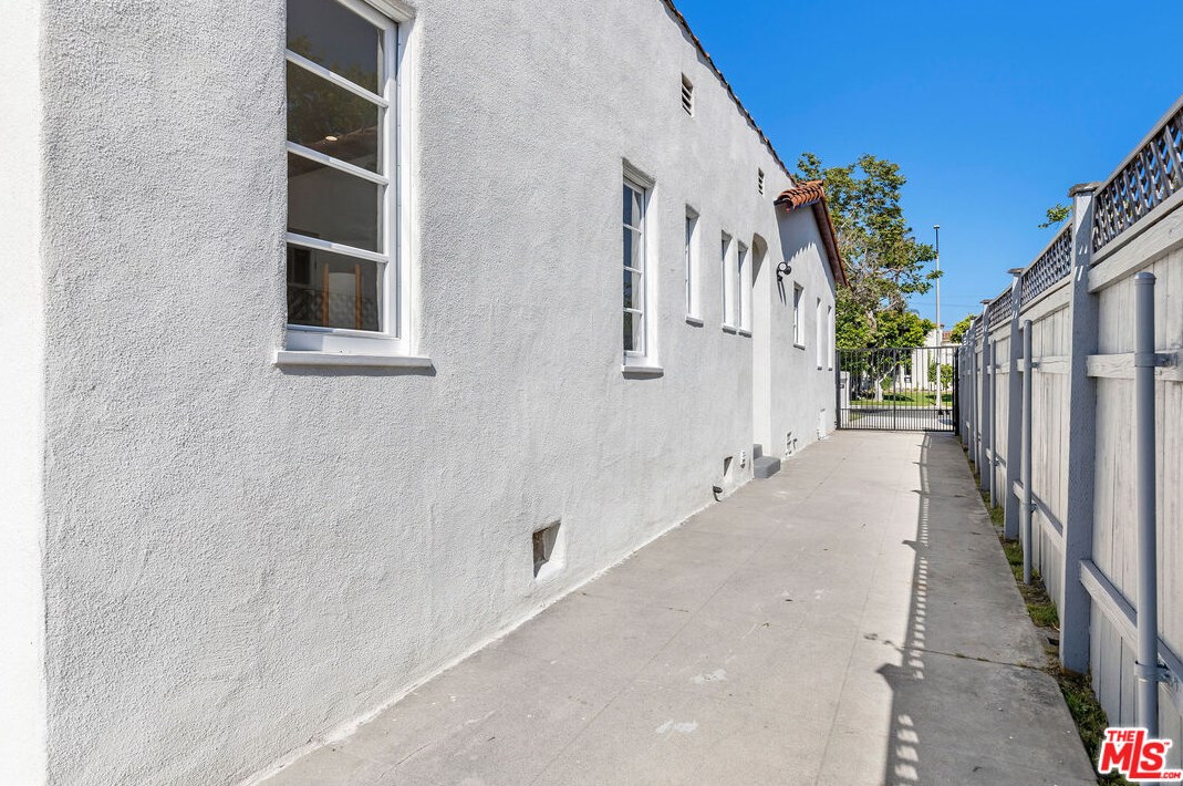 1071 Point View St, Los Angeles CA  90035-2616 exterior