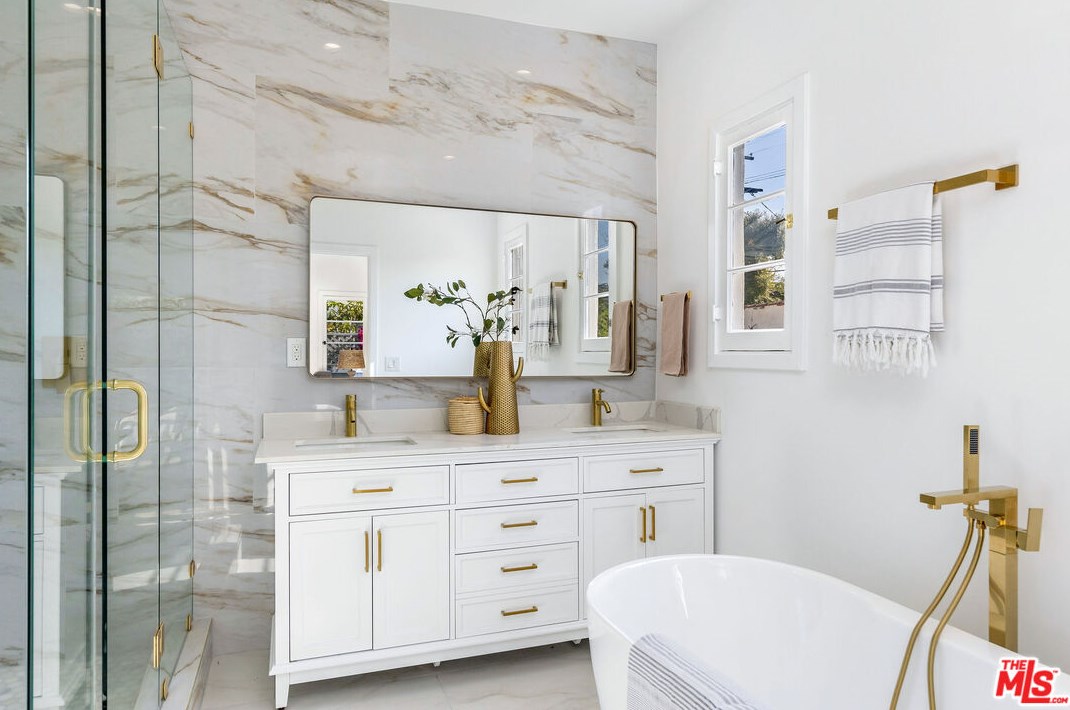 1071 Point View St, Los Angeles CA  90035-2616 exterior
